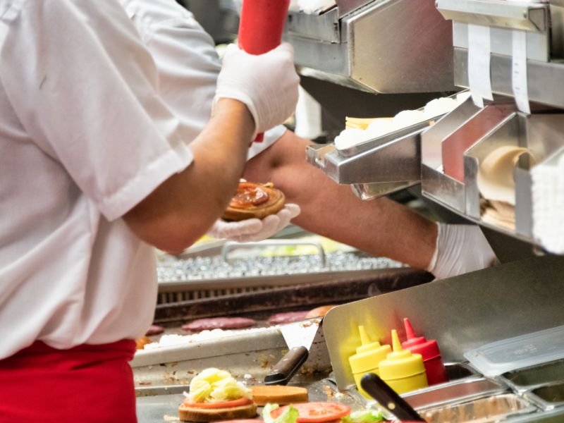 Pracownik fast foodów – na czym polega ta praca i jakie są zarobki?